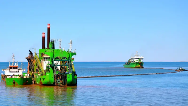 Transferring dredged material from CSD to barge and TSHD. Photo courtesy of Bert Arien, Dredging International