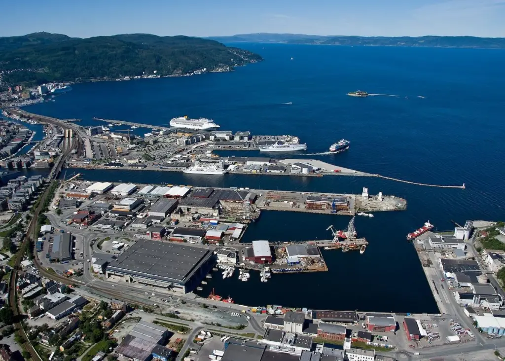 The Trondheim port basin project aims to restore the port basin to its desired depth and prevent the spread of contaminated sediments