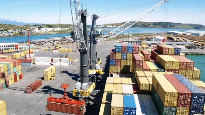 Mobile crane operations in South Port