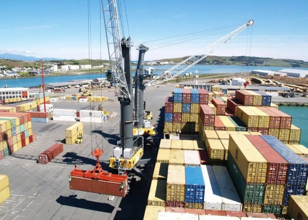 Mobile crane operations in South Port
