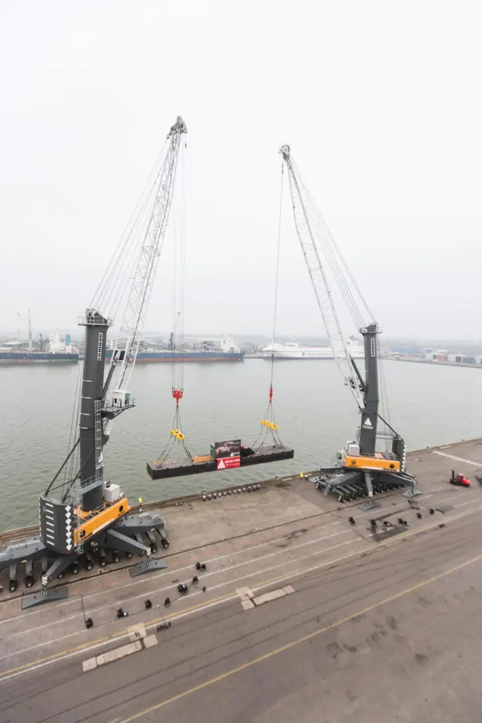 The two LHM 600 cranes each provide a maximum lifting capacity of 208 tonnes and an outreach of up to 58m