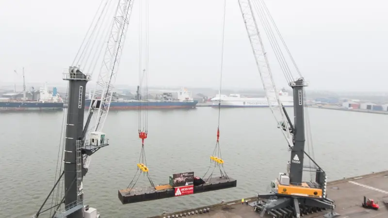 The two LHM 600 cranes each provide a maximum lifting capacity of 208 tonnes and an outreach of up to 58m