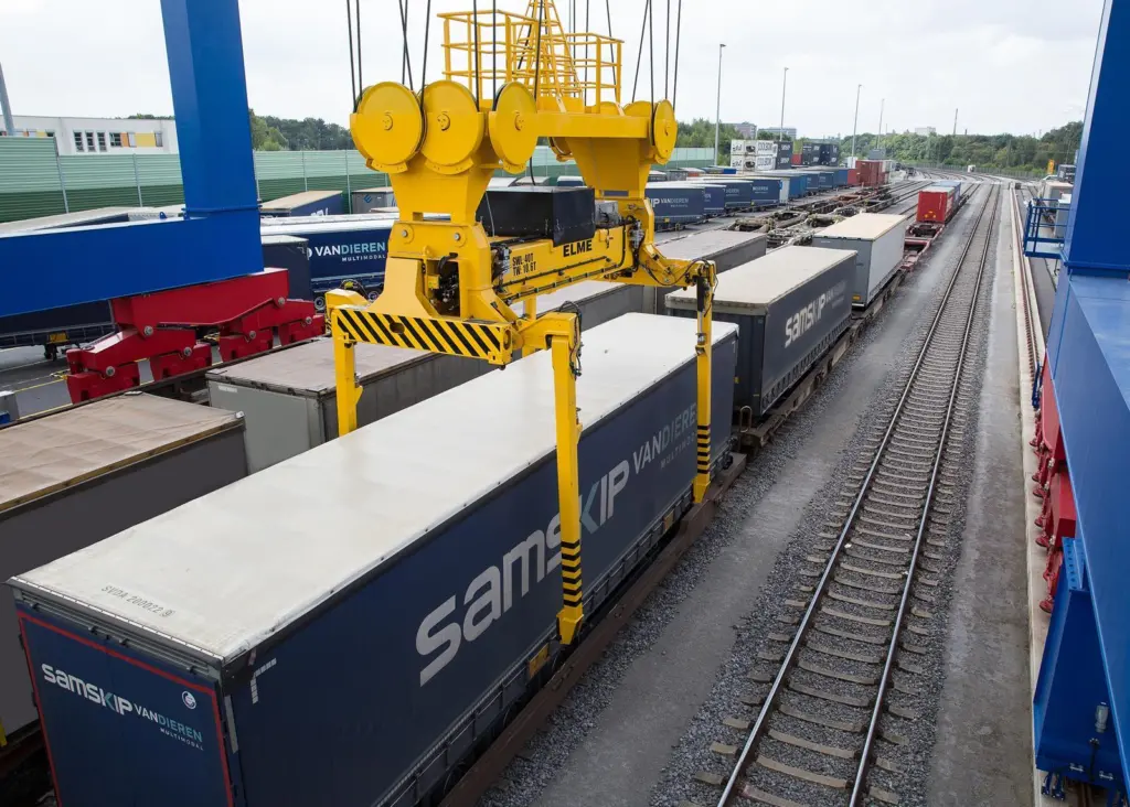 Samskip says the new service will save time, fuel cost and toll, and at the same time decrease CO2 emissions