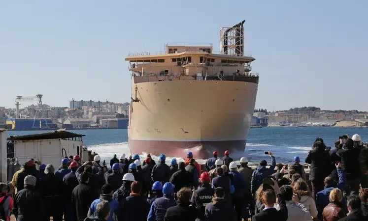 'Isaac Newton' is capable of transporting and laying cable in a single length with a total weight of approximately 10,000 tonnes