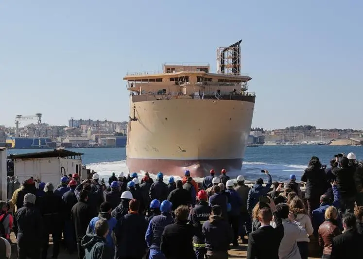 'Isaac Newton' is capable of transporting and laying cable in a single length with a total weight of approximately 10,000 tonnes