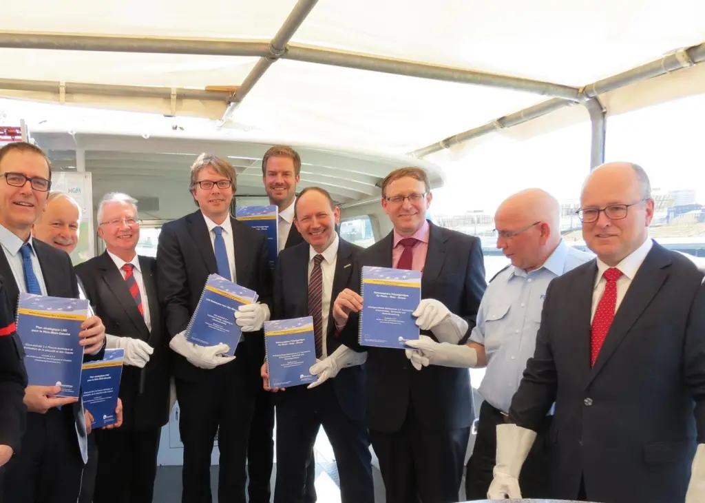 Rhine Port Group directors handed over the first edition of the LNG emergency and incident response study to the first Major of the City of Mannheim and dedicated chief of the fire department