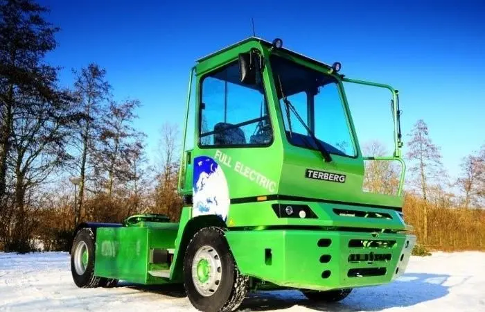 The electric tractors feature an energy transmission and storage system, with lithium iron phosphate batteries as well as a hydraulics system