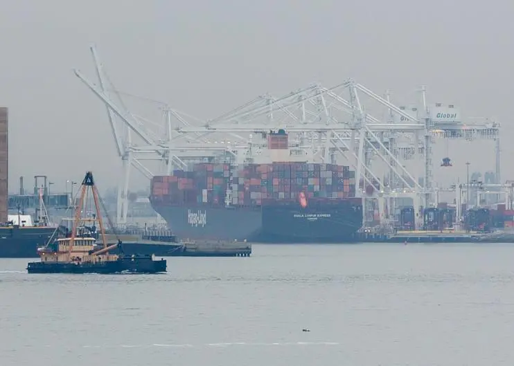 Boom: US East Coast ports benefitted from the West Coast problems. Credit: alh1