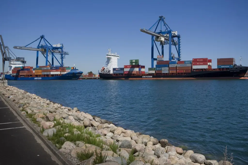 CMP is a full service port which receives all types of freight and ships, including RoRo and container traffic