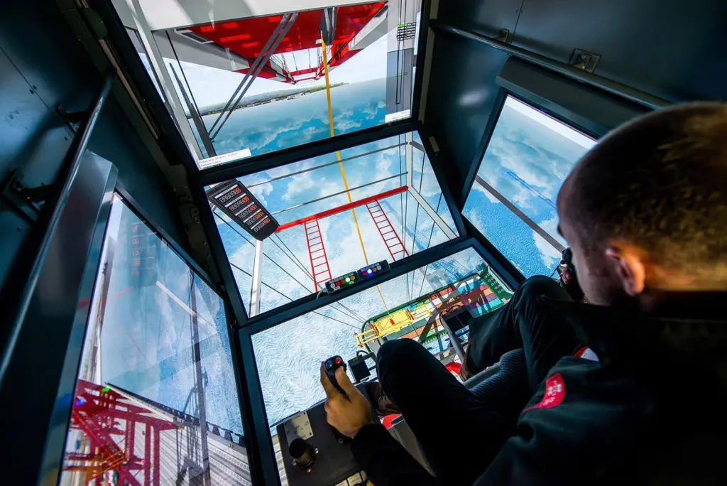 00_99194_Peel-Ports-Inside-the-crane-simulator-1
