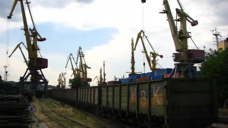 Export slump: In the first half of 2015 Ukrainian exports amounted to 78,342 containers, 16.7% less compared to the second half of 2014