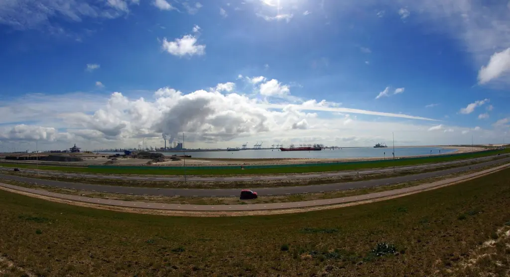 Strong arm: Rotterdam had to meet sustainability targets in its construction of Maasvlakte II. Credit: Kees Torn