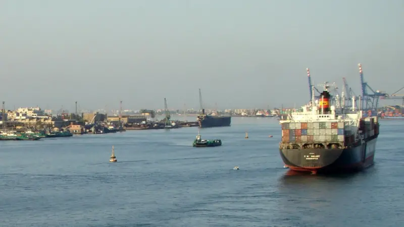 A ship-to-shore crane at Port Said was struck by a 368m long containership