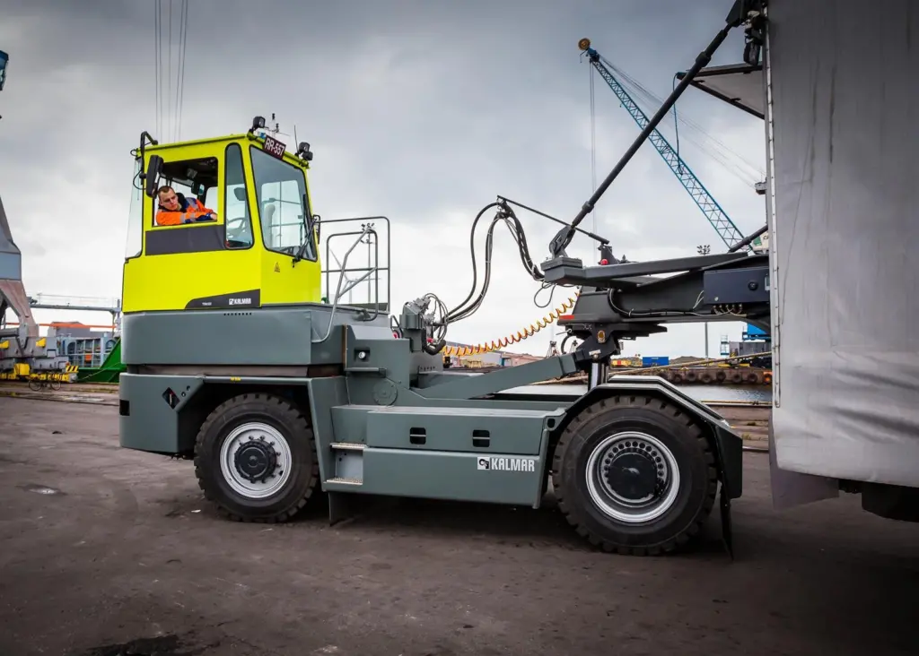 Sustainability goal: The order includes four Kalmar TR618i terminal tractors