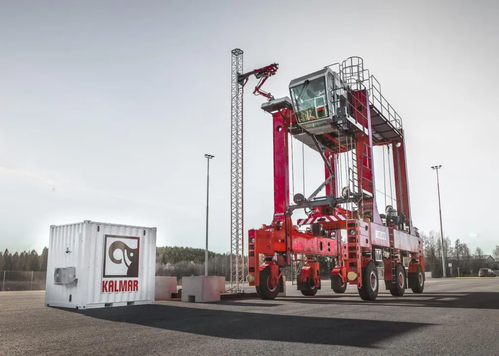 FastCharge consists of electric powered shuttle or straddle carriers and fast charging stations
