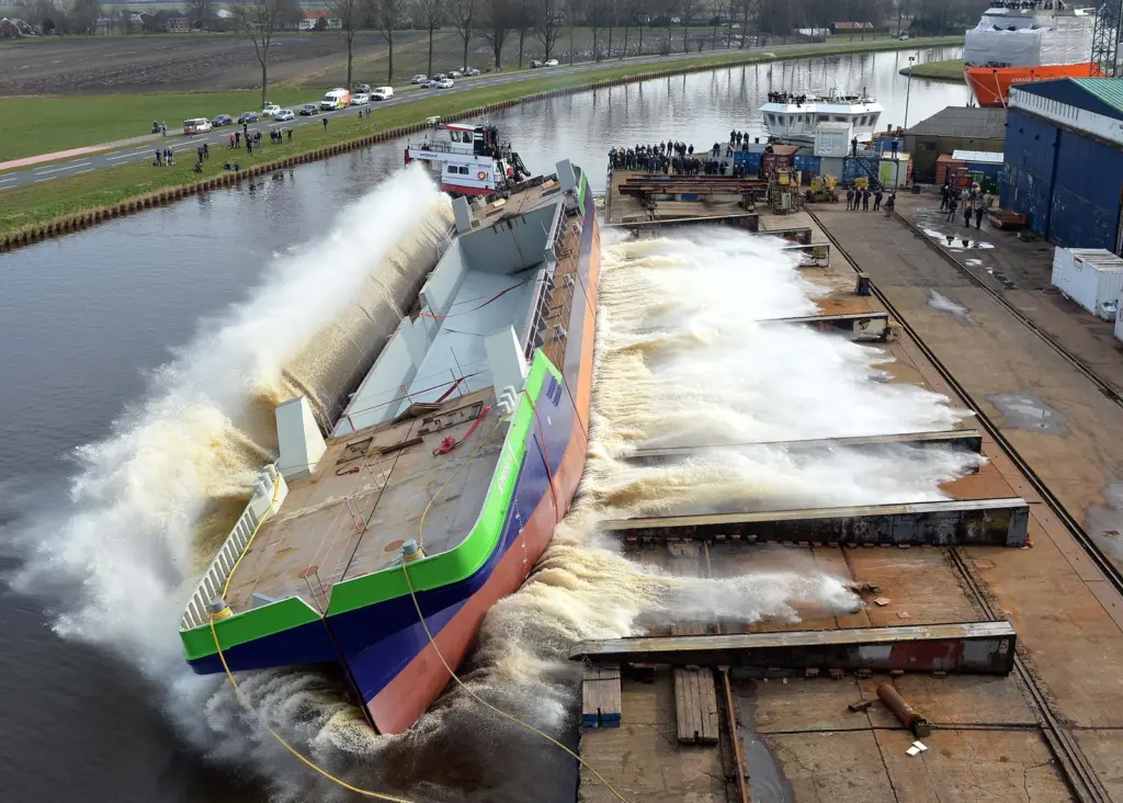 The LNG-powered hopper barge ‘Greenports 1’ has been launched in the Netherlands