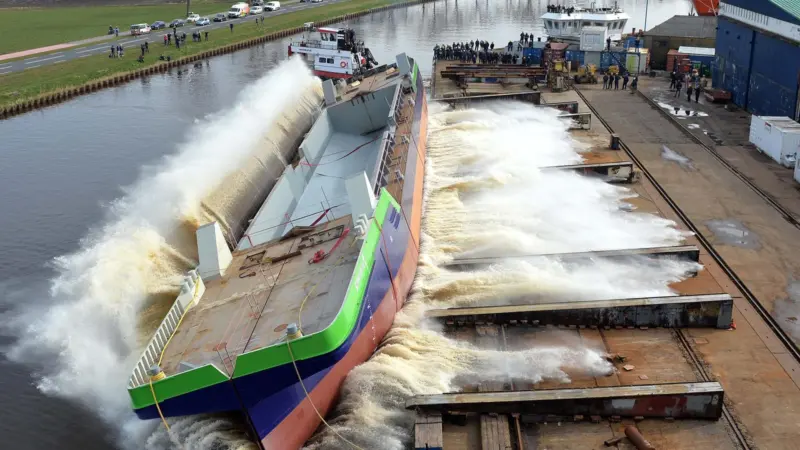 The LNG-powered hopper barge ‘Greenports 1’ has been launched in the Netherlands