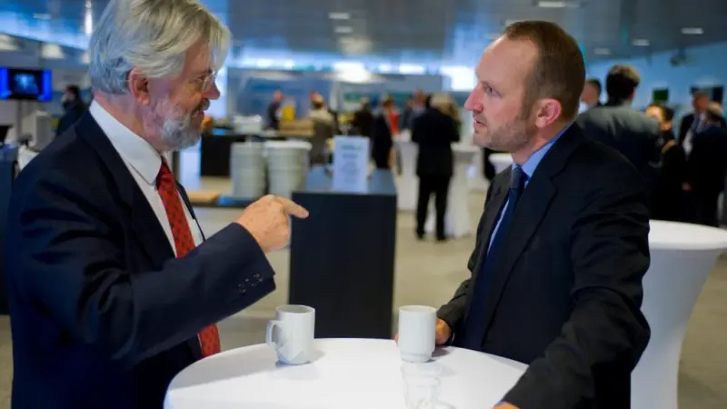 00_99961_Networking-during-GPC-2015-coffee-break