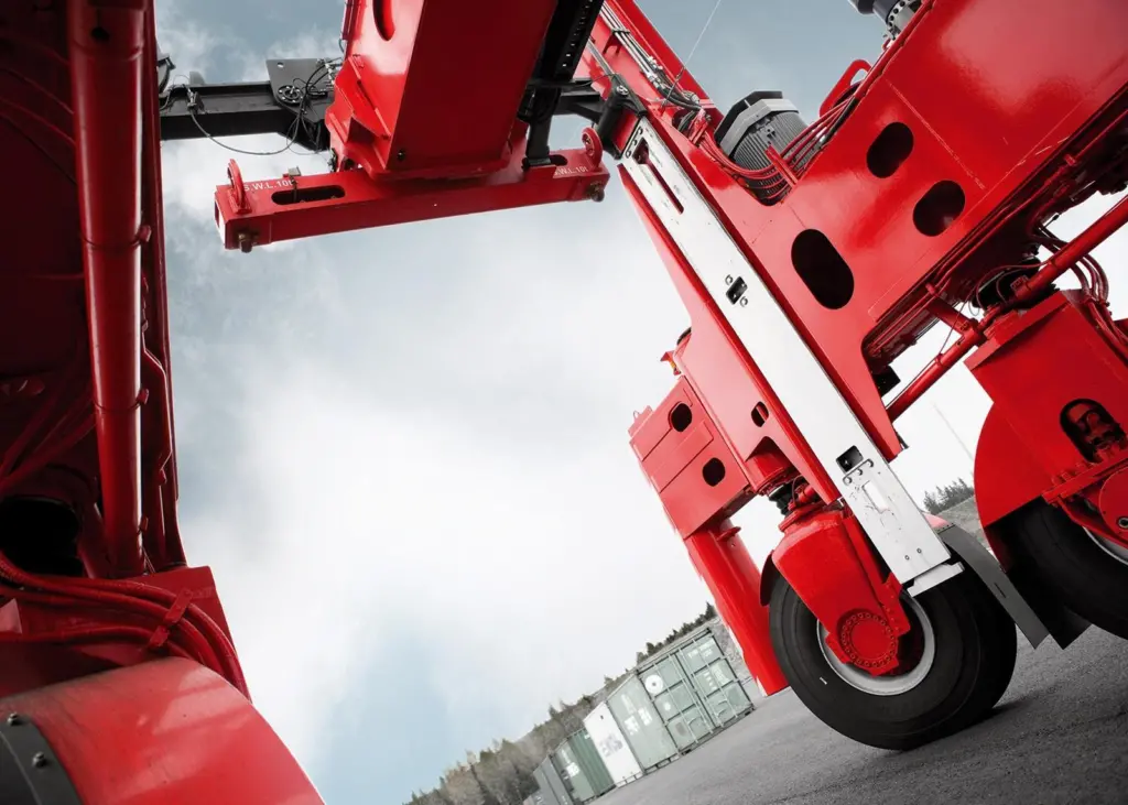 Kalmar wins order for nine diesel-electric straddle carriers
