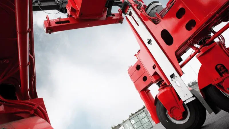 Kalmar wins order for nine diesel-electric straddle carriers