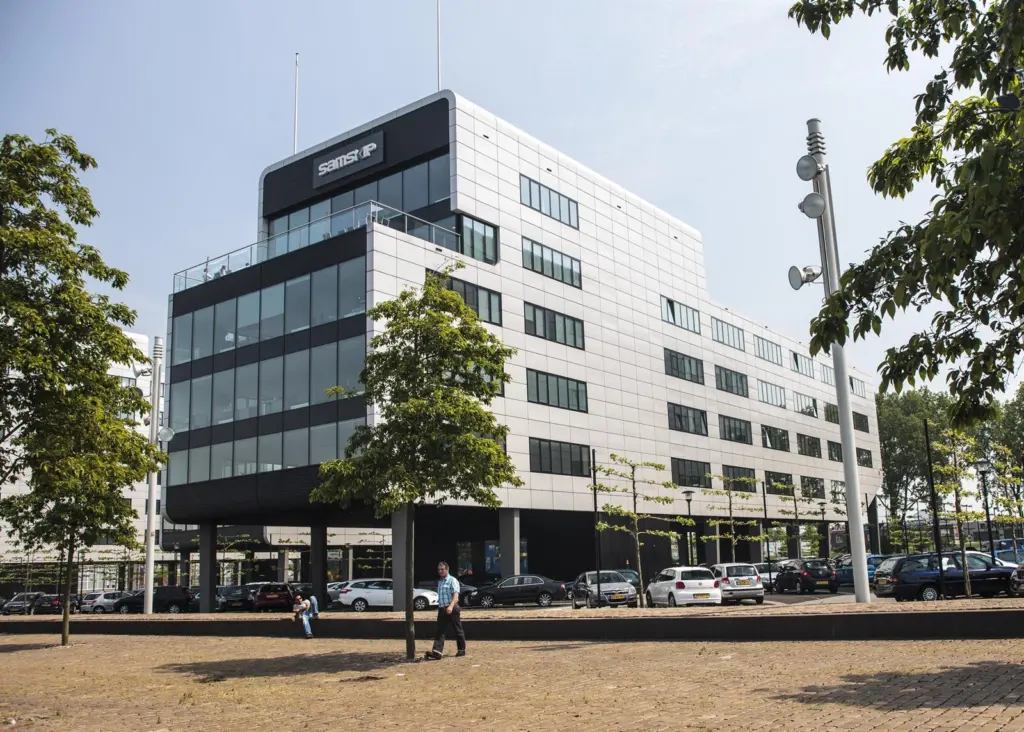 The glass is being installed on all windows at Samskip’s head office