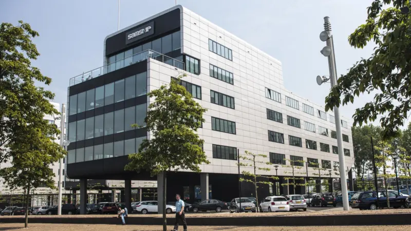 The glass is being installed on all windows at Samskip’s head office