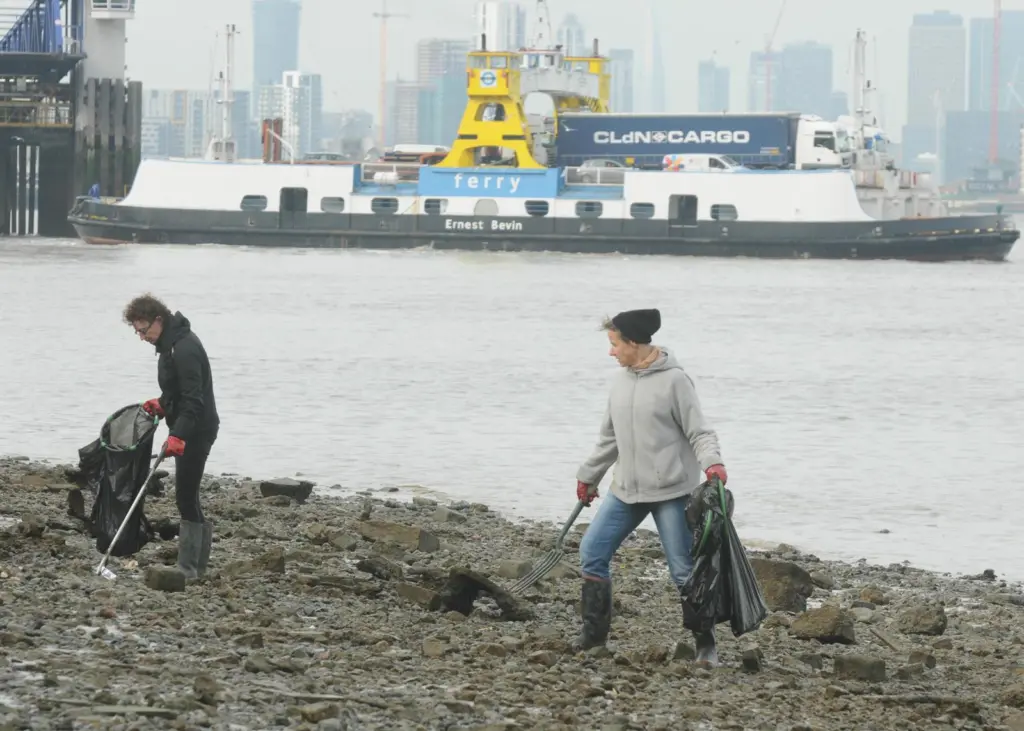 Port of London Authority and Cleaner Thames partners clean up at Woolwich Arsenal