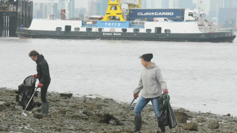 Port of London Authority and Cleaner Thames partners clean up at Woolwich Arsenal