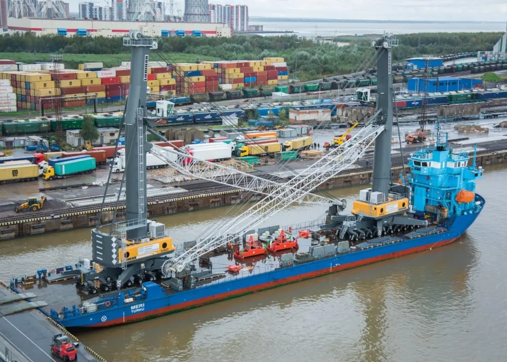 Fully assembled LHM 550 ready start operating at Container Terminal St Petersburg