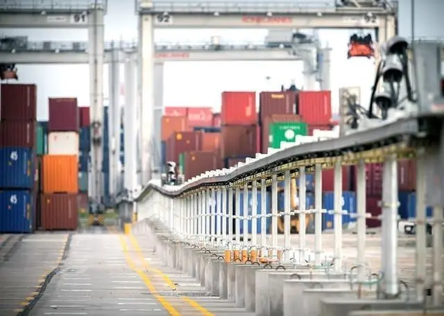 he latest phase of GPA's electric RTG infrastructure has been completed Photo: Georgia Ports Authority/Stephen B. Morton