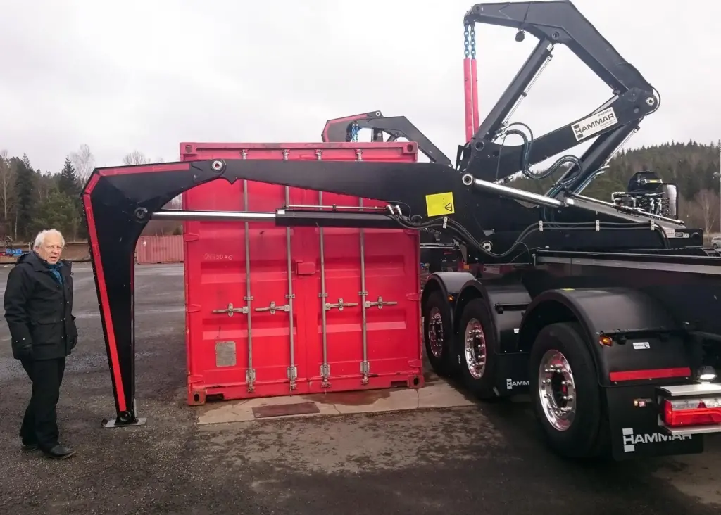 The new HAMMAR 110 sideloader can work in more confined spaces in the new SledgeLeg mode.