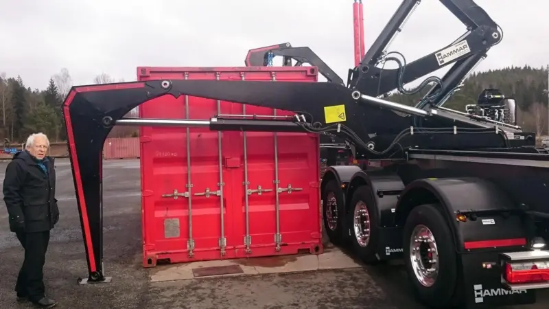 The new HAMMAR 110 sideloader can work in more confined spaces in the new SledgeLeg mode.