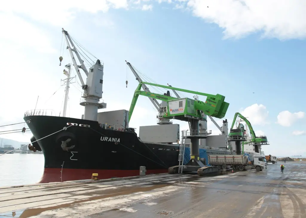 Buss Erk is using a new Sennebogen 8130 EQ balance material handler in Iskenderun port to handle tonnes of fertiliser