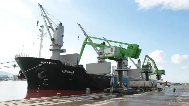 Buss Erk is using a new Sennebogen 8130 EQ balance material handler in Iskenderun port to handle tonnes of fertiliser