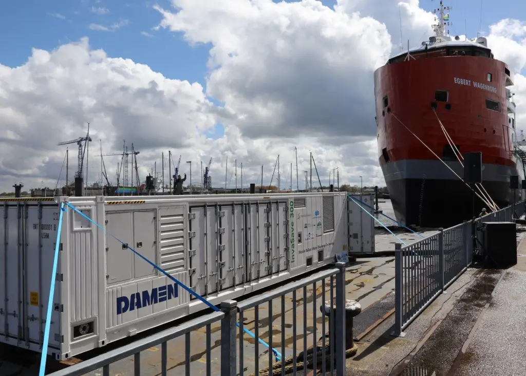 'MV Egbert Wagenborg' discharged its ballast water to the containerised InvaSave 300 on the quayside