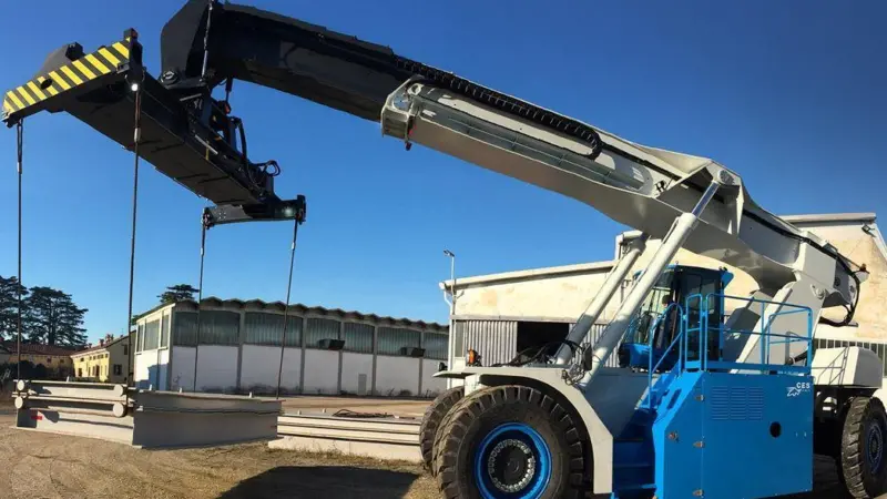 The Heavy-Duty Reach Stacker VRS-K sports a movable lifting capacity of 150 tonnes, apparently a first in the market
