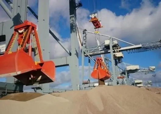 The grabs are the largest radio-controlled, single-rope grabs ever built by the German company