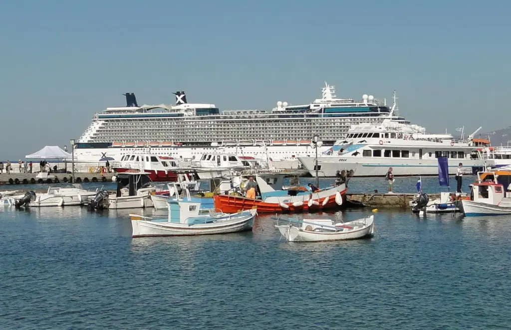 00_101861_Old_Port_of_Mykonos_03-cropped