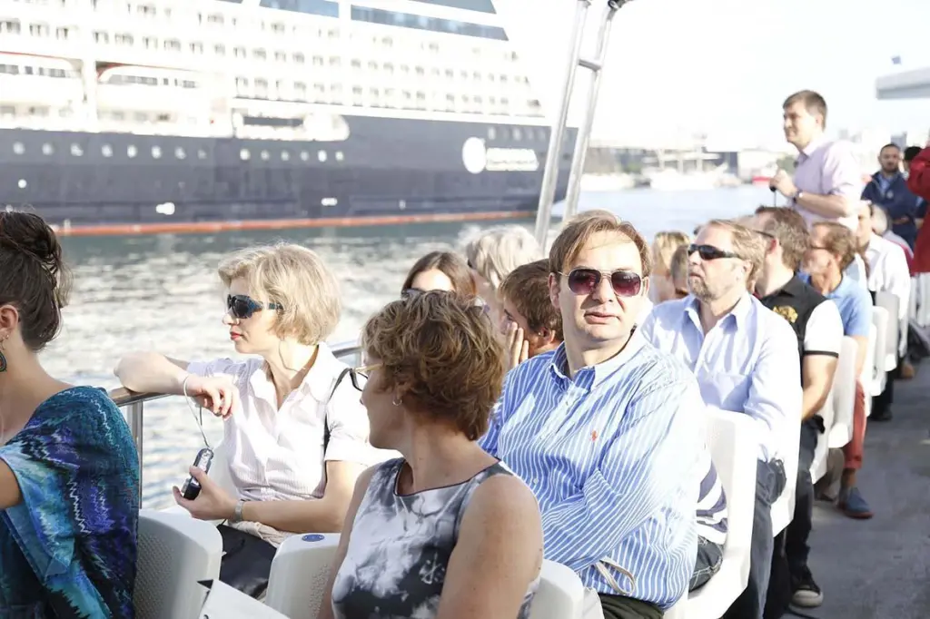 00_101937_Port-tour