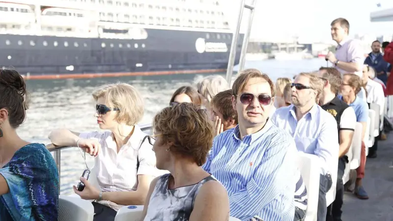 00_101937_Port-tour