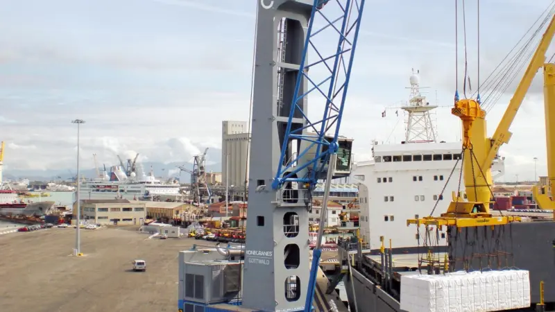 In South Korea, terminal operator PDCT has begun handling bulk and some general cargo with a Model 4 Mobile Harbour Crane from the range