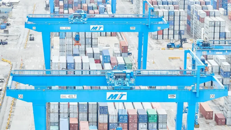 More moves: Automated cantilever cranes can triple productivity. Credit: MIT Panama