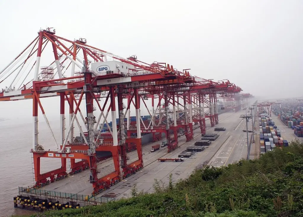 The Port of Shanghai (pictured) held on to second place on the table Photo: Bruno Corpet (Quoique)/Wikimedia Commons/CC BY-SA 3.0