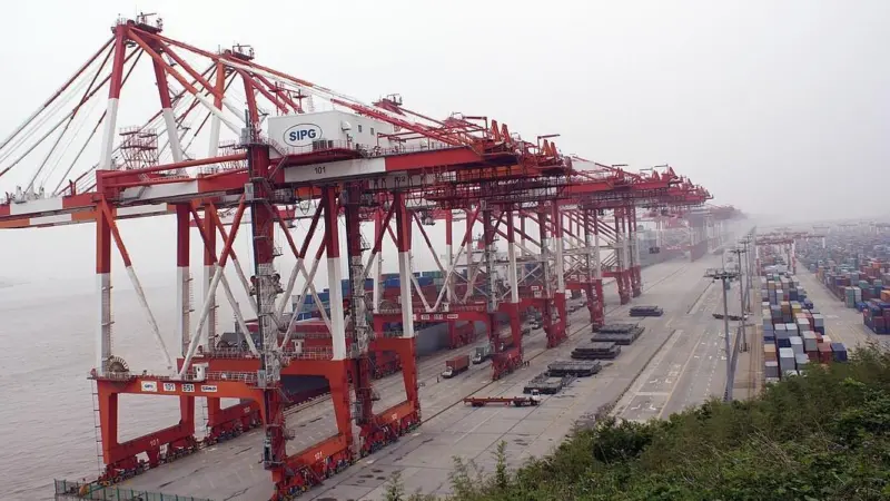 The Port of Shanghai (pictured) held on to second place on the table Photo: Bruno Corpet (Quoique)/Wikimedia Commons/CC BY-SA 3.0