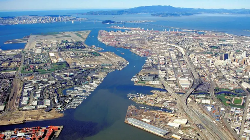Oakland’s updated Maritime Air Quality Improvement Plan will develop a greenhouse gas emissions reduction strategy Photo: Robert Campbell/Wikipedia CC BY-SA 3.0