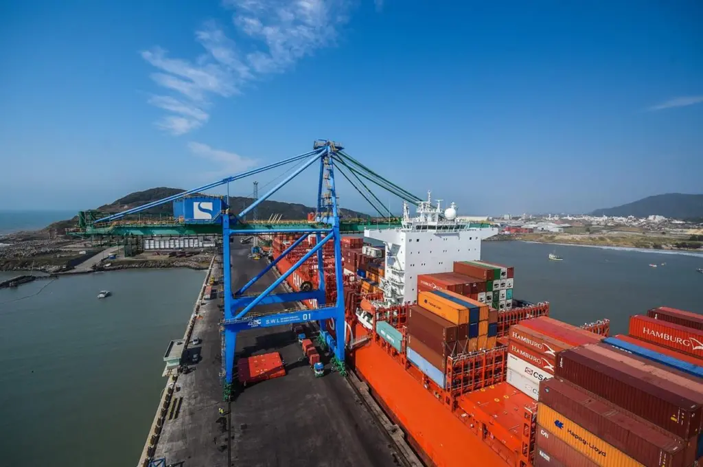 Imbituba can accommodate the largest ships in the South American trades. Credit: Mafalda Press