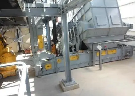The machine combines the technical characteristics of a Samson® Material Feeder and a heavy-duty AUMUND BPB-SF Arched Plate Conveyor