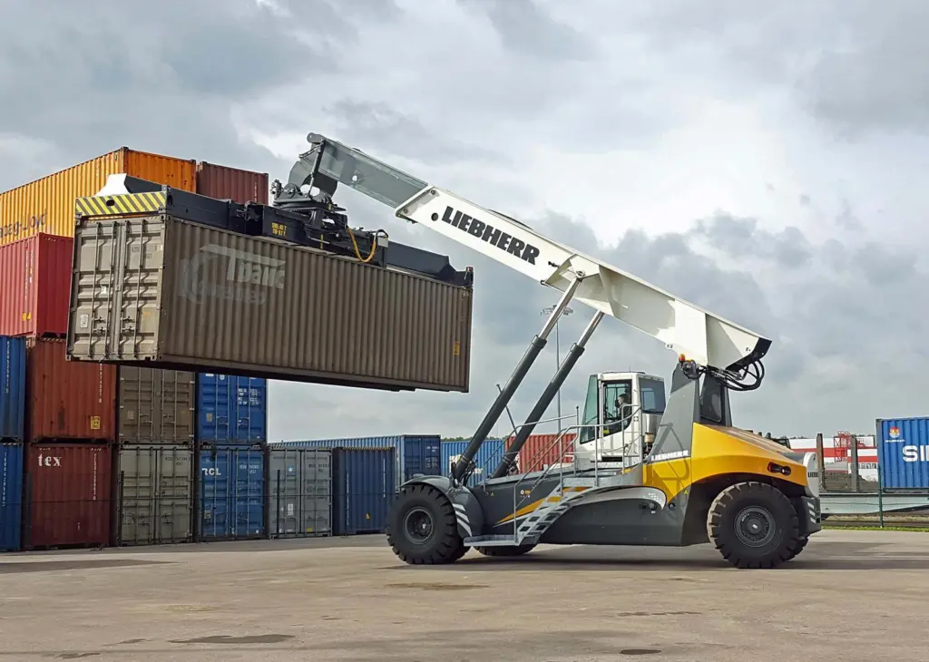 The Duisburg Intermodal Terminal has complimented the Liebherr Reachstacker LRS 545 both for its design and efficiency
