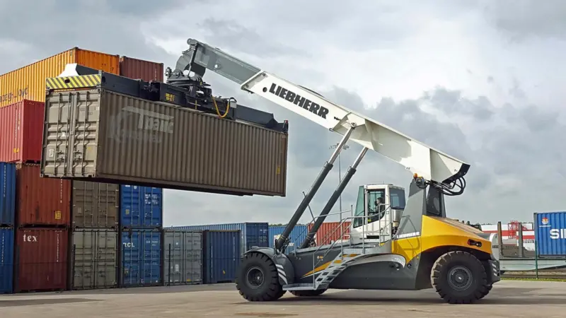 The Duisburg Intermodal Terminal has complimented the Liebherr Reachstacker LRS 545 both for its design and efficiency