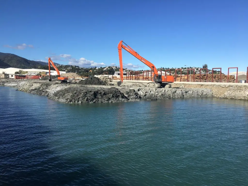 Mudcreting or polymers can be used to combat dredged sediment pollution